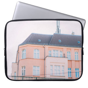 ORANGE UND WEIßES BETONGEBÄUDE LAPTOPSCHUTZHÜLLE