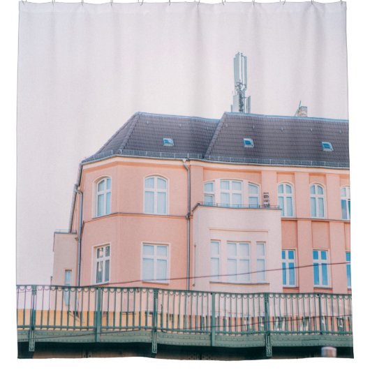 ORANGE- UND WEISSKONKRETES GEBÄUDE DUSCHVORHANG (Vorderseite)