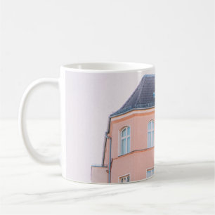 ORANGE- UND WEISSKONKRETES GEBÄUDE KAFFEETASSE
