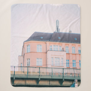 ORANGE- UND WEISSKONKRETES GEBÄUDE SHERPADECKE
