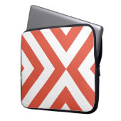 Orange und White Chevrons Laptopschutzhülle (Vorderseite Links)