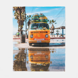 Orange van mit Surfbrett oben Fleecedecke