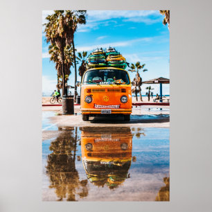 Orange van mit Surfbrett oben Poster