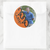 Orange Varsity 2020 Abschluss Class with Foto Runder Aufkleber (Tasche)