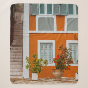 ORANGE WEIß UND GRAU BETONGEBÄUDE SHERPADECKE