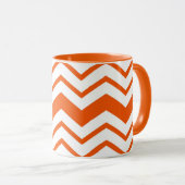 Orange Weiße Chevron-Zickzack-Musterdesign  Tasse (VorderseiteRechts)