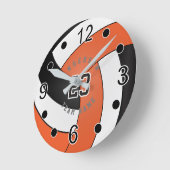 Orange, White & Black Volleyball Style - DIREKT Te Runde Wanduhr (Winkel)