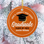 Orange White Graduate Custom 2025 Abschluss Keramik Ornament<br><div class="desc">Dieses moderne,  orange-weiße Weihnachtsschmuck für den Senioren-Absolvent der Weihnachtszeit ist mit Ihrem High School- oder Uni-Namen für die Klasse von 2025 ausgestattet. Passen Sie mit Ihrem geschlossen Jahr unter der schicken handgeschriebenen Drehbuch und schwarzen Graduiertenkappe für ein großartiges personalisiertes Abschluss Geschenk.</div>
