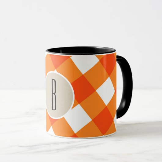 Orange White Kariert Kraft Rustic Monogram Initial Tasse (VorderseiteRechts)