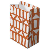 Orange White Modern Geometric Mittlere Geschenktüte (Rückseite Schrägansicht)