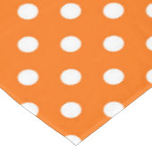 Orange White Polka Dots Design Tischdecke (Schrägansicht)