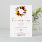 Orange & Yellow Floral Friendsgiving Wreath Folieneinladung (Stehend vorne)