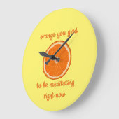 "Orange you glorid to be mediting now" Große Wanduhr (Winkel)
