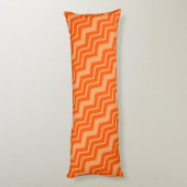 Orange Zigzag Zickzack Muster Seitenschläferkissen (Rückseite (Vertikal))