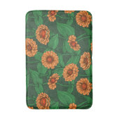 Orange Zinnia Blume, grüne Blätter auf dunkelgrün Badematte (Vorderseite Vertikal)