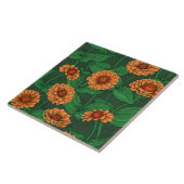 Orange Zinnia Blume, grüne Blätter auf dunkelgrün Fliese (Seite)