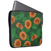 Orange Zinnia Blume, grüne Blätter auf dunkelgrün Laptopschutzhülle (Vorne Rechts)