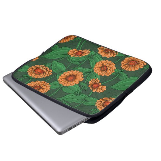 Orange Zinnia Blume, grüne Blätter auf dunkelgrün Laptopschutzhülle (Vorne Knopf)