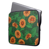 Orange Zinnia Blume, grüne Blätter auf dunkelgrün Laptopschutzhülle (Vorderseite Links)