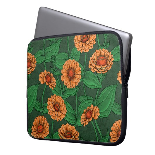 Orange Zinnia Blume, grüne Blätter auf dunkelgrün Laptopschutzhülle (Vorderseite Links)