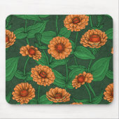 Orange Zinnia Blume, grüne Blätter auf dunkelgrün Mousepad (Vorne)