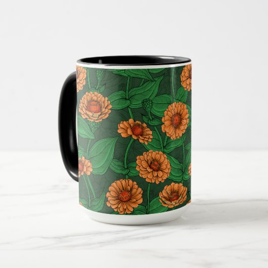 Orange Zinnia Blume, grüne Blätter auf dunkelgrün Tasse (Vorderseite Links)