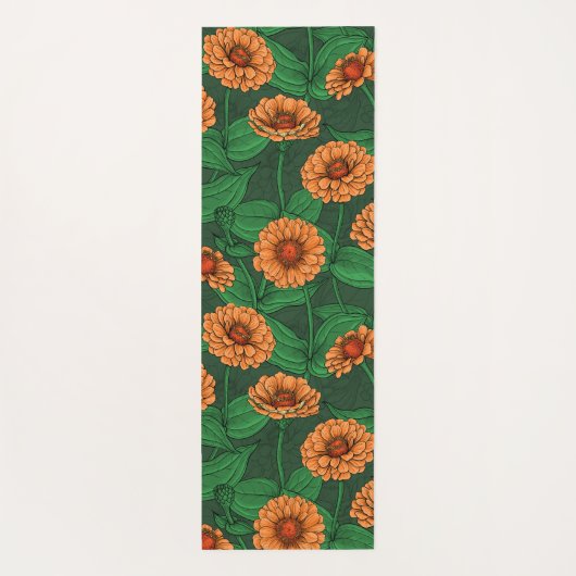 Orange Zinnia Blume, grüne Blätter auf dunkelgrün Yogamatte (Rückseite)