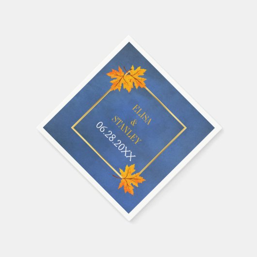 Orangefarbene Ahorn-Blätter auf blauen rustikalen Serviette (Ecke)