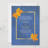 Orangefarbene Ahorn-Blätter auf Hochzeit mit blaue Einladung (Vorderseite)