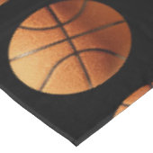 Orangefarbene Basketballs auf schwarz, große Table Tischdecke (Schrägansicht)