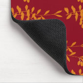 Orangefarbene Blätter der Silhouette auf rot Mousepad (Ecke)