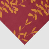 Orangefarbene Blätter der Silhouette auf rot Seidenpapier (Detail)