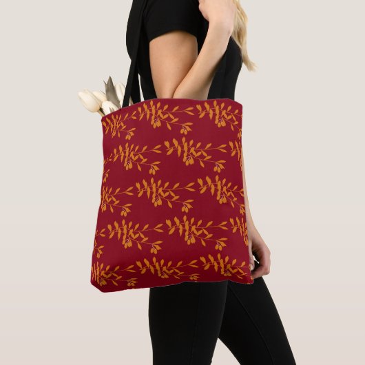 Orangefarbene Blätter der Silhouette auf rot Tasche (Von Nahem)
