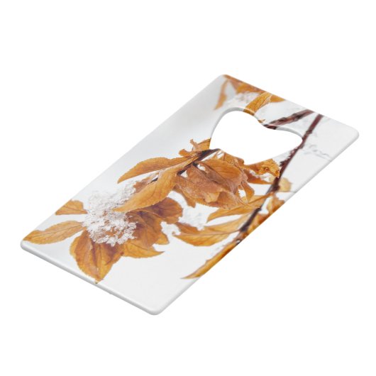 Orangefarbene Blätter im Winter Geldbeutel Flaschenöffner (Vorderseite Schrägansicht)