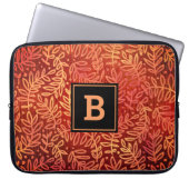 Orangefarbene Blattmuster monogramm, modern fett Laptopschutzhülle (Vorderseite)