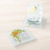 Orangefarbene Blume, Bogen und Monogramm-Hochzeit Glasuntersetzer (Schrägansicht)