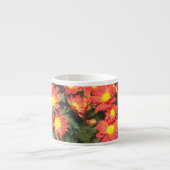 Orangefarbene Blume. Chrysanthemum. Espressotasse (Vorderseite)