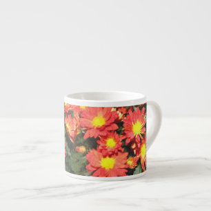 Orangefarbene Blume. Chrysanthemum. Espressotasse