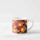 Orangefarbene Blume. Chrysanthemum. Espressotasse (Rechts)
