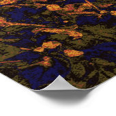 Orangefarbene Blume gegen das Muster einer Blattta Poster (Ecke)