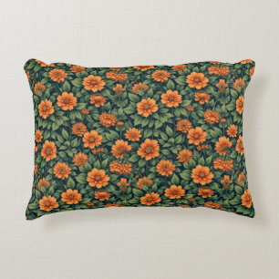 orangefarbene Blume, grüne Blätter, Blumenmuster, Dekokissen