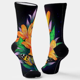 Orangefarbene Blume im schwarzen Sternenhimmel Socken
