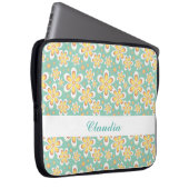 Orangefarbene Blume in Grün Laptopschutzhülle (Vorne Rechts)