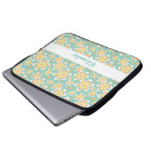 Orangefarbene Blume in Grün Laptopschutzhülle (Vorne Knopf)