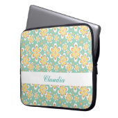 Orangefarbene Blume in Grün Laptopschutzhülle (Vorderseite Links)