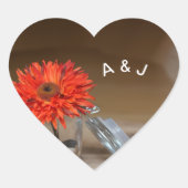 Orangefarbene Blume in Mason Jar Monogram Herz-Aufkleber (Vorderseite)