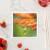 Orangefarbene Blume mit Taubentropfen Hintergrund Serviette (Beispiel)