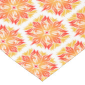 Orangefarbene Blume, Muster von Blume, Muster von Tischdecke (Schrägansicht)