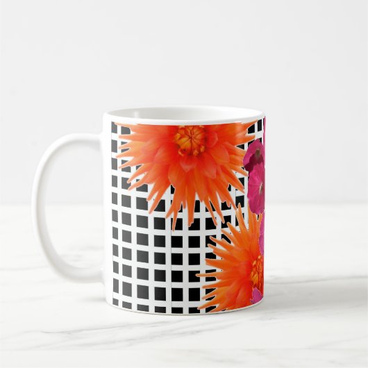 Orangefarbene Blume Schwarz-weiß Karo Kaffee Tasse (Links)