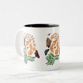 Orangefarbene Blume und Schmetterlinge Zweifarbige Tasse (Vorderseite Links)